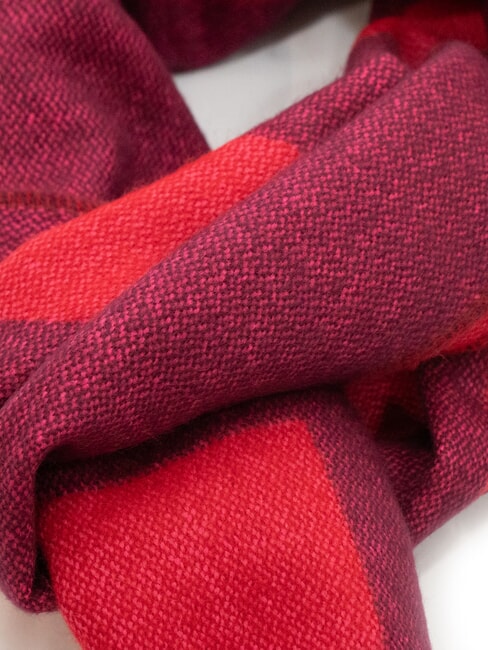 MAXI LOGO Scarf with fringes raspberry - Scarves
