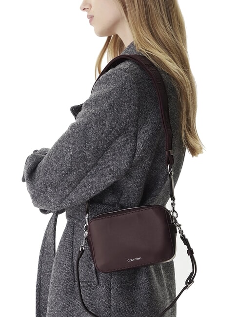 SIGNATURE LOGO STRAP Dual function camera case bag fudge - Women’s Bags