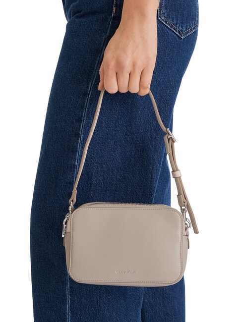 SIGNATURE LOGO STRAP Dual function camera case bag desert taupe - Women&rsquo;s Bags