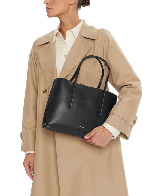 EMBOSSED LOGO Shoulder bag black/toasted coconut - Women&rsquo;s Bags