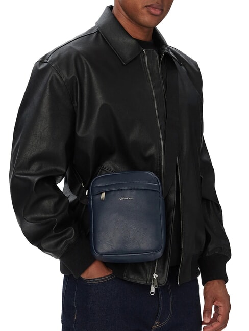 RAISED LOGO Shoulder bag blue nights - Over-the-shoulder Bags for Men